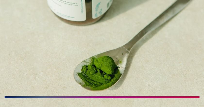 spirulina-polvere_verde-polvere-cucchiaio-energia-superfood