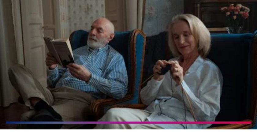 memoria-anziani-coppia-leggere-uncinetto-attività-mente